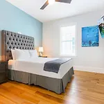 Hosteeva Chic 4 Bedroom Condo With High-End Upgrades Pool & Perfect Location
