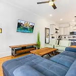 Hosteeva Chic 4 Bedroom Condo With High-End Upgrades Pool & Perfect Location