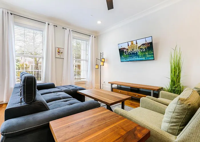 Hosteeva Chic 4 Bedroom Condo With High-End Upgrades Pool & Perfect Location